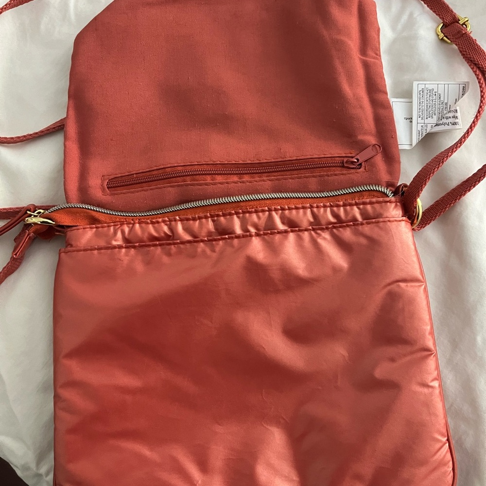 Crossbody purse w/multiple compartments